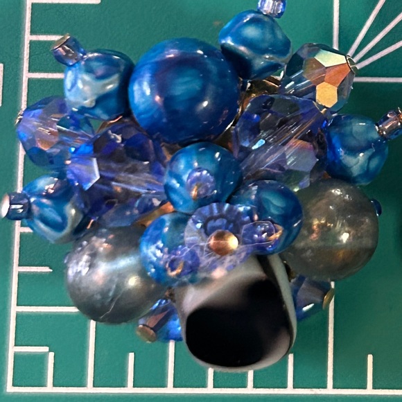 Vintage blue clip on earrings - Picture 4 of 6